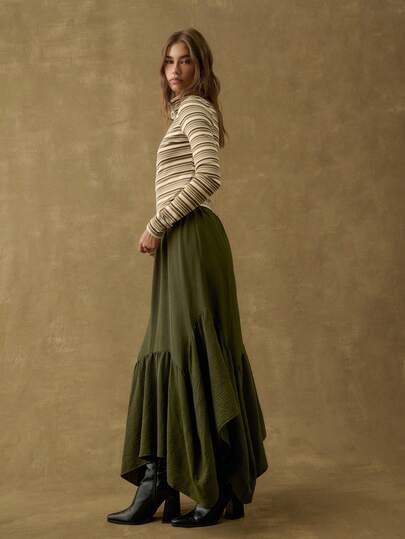 Nöista 高腰不对称长裙，饰有褶裥拼接细节和流畅廓形，配有弹性腰带，穿着舒适；是打造精致日常冬季造型、盛装出席季节性晚宴或优雅新年庆祝活动的理想之选。