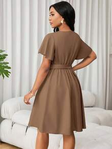 Lunelith SHEIN Lunessa 女式纯色 V 领系腰短袖 A 字连衣裙 - 卡其色 - 查看 2