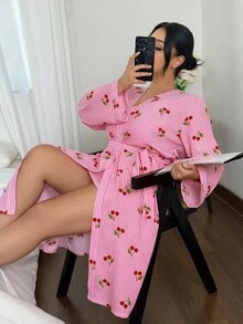 SHEIN 加大码樱桃条纹印花荷叶边吊带睡袍和睡袍套装，秋季服装 - 粉色 - 查看 7