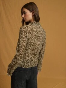 Nöista 的豹纹衬衫采用长袖设计，配有挺括的领子和俏皮的荷叶边细节，非常适合打造大胆的秋季造型、时尚的冬季叠穿或引人注目的女士派对装扮。 - 黃色 - 查看 2