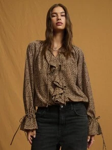 Nöista 这款灰褐色和黑色动物纹印花衬衫采用飘逸的廓形、系带领口和荷叶边前襟设计，非常适合大胆的秋季造型、俏皮的冬季叠穿，或现代女性的休闲装扮。 - 棕色 - 查看 1