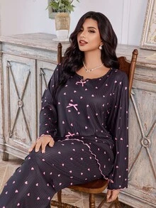 CottageSlumber Conjunto de pijama de manga larga con estampado de corazón, volantes acanalados y lazo para mujer de talla grande, ropa de otoño e invierno para curvas - Negro - Ver 1