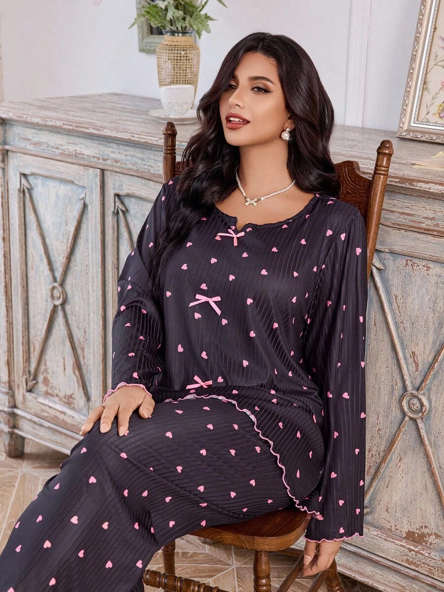 CottageSlumber Conjunto de pijama de manga larga con estampado de corazón, volantes acanalados y lazo para mujer de talla grande, ropa de otoño e invierno para curvas - Negro - Ver 1