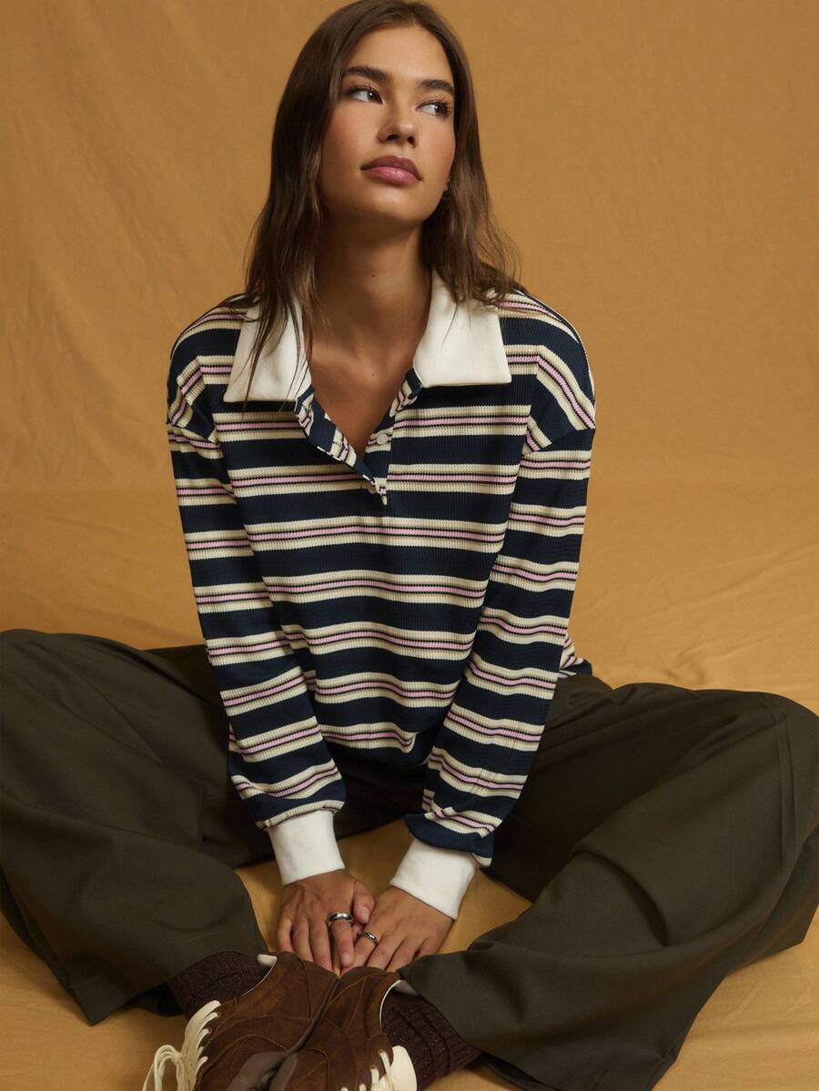 Nöista 长袖 Polo 衫风格上衣，带有横向海军蓝、奶油色和栗色条纹以及白色撞色领子；柔软针织带来学院风氛围，非常适合秋季穿着，冬季舒适分层穿着，适合休闲万圣节、圣诞节或新年活动。 - 彩色 - 查看 1