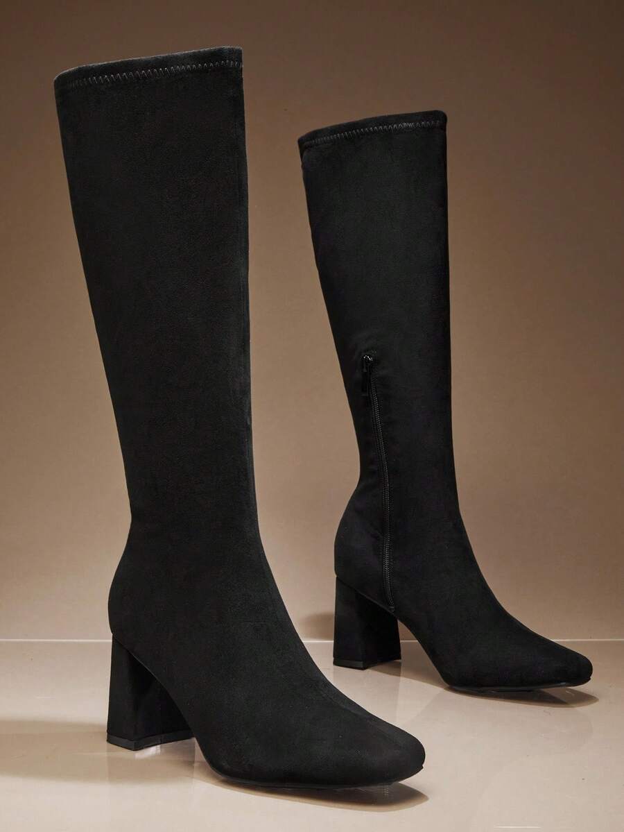 Solezae 最受欢迎女式斜角粗跟袜靴，半拉链闭合，黑色方头绒面革及膝靴，时尚贴合小腿，现代廓形，提升日常或夜间外出风格 - 黑色 - 查看 1