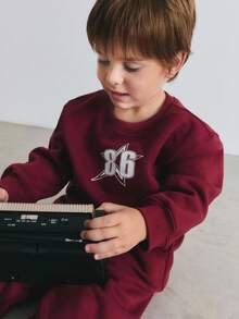 Maija Kids 小男孩勃艮第数字印花图案宽松圆领运动衫和运动裤套装 - 酒紅色 - 查看 3