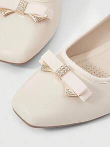 Sleekvia Talons hauts carrés élégants et esthétiques pour femmes, avec un bloc de couleurs noir et abricot, talon épais. Polyvalents pour les déplacements et les sorties, printemps