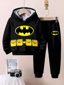 BATMAN X SHEIN 小男孩休闲时尚街头蝙蝠标志印花落肩宽松连帽衫和运动裤套装，秋冬 - 彩色 - 查看 2