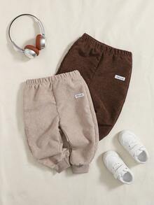 Playful Pals 2 件套男婴卡其色和咖啡色灯芯绒字母松紧腰休闲裤，适合户外玩耍或室内穿着，百搭秋冬
