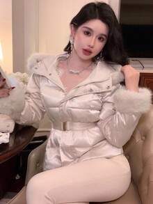 DAZY معطف شتوي للنساء بتصميم ياقة سحاب وحزام، لون أحادي الطول بأكمام طويلة، مزين بالفرو الاصطناعي وقطع ملونة