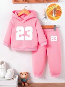 SHEIN Bộ 2 món cho bé gái, áo nỉ trùm đầu in chữ và vương miện tối giản cùng quần nỉ thể thao, thích hợp cho các buổi đi chơi vào mùa thu/đông - Hồng - Xem 3
