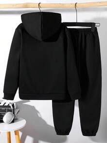 SHEIN 2 件套儿童/青少年男童休闲日常百搭舒适字母图案连帽运动衫和宽松运动裤套装 - 黑色 - 查看 2