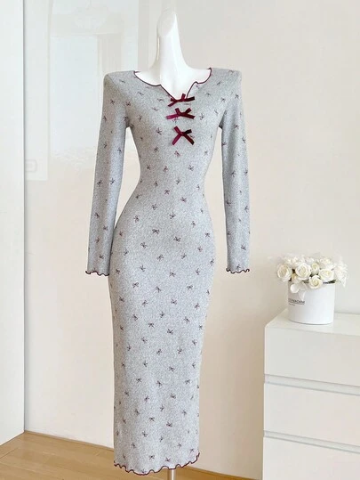 少女可爱针织蝴蝶印花长袖连衣裙，带荷叶边领口、袖口、下摆和正面蝴蝶结装饰，舒适长裙