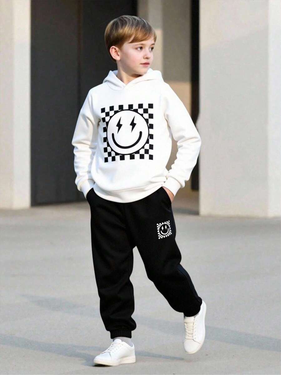 SHEIN Set de 2 piezas de sudadera con capucha estampada y pantalones jogger de ajuste relajado para niños/preadolescentes, de uso casual y cómodo diario - Blanco y Negro - Ver 1