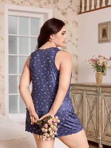 CottageSlumber 2 sztuki plus size piżama z falbanką i drobnymi kwiatowymi wykończeniami, koszulka na ramiączkach i szorty - Niebieski - Zobacz 2