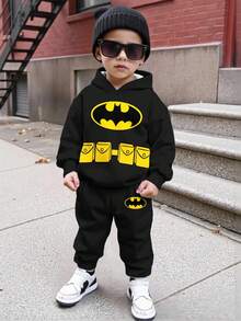 BATMAN X SHEIN 小男孩休闲时尚街头蝙蝠标志印花落肩宽松连帽衫和运动裤套装，秋冬 - 彩色 - 查看 1