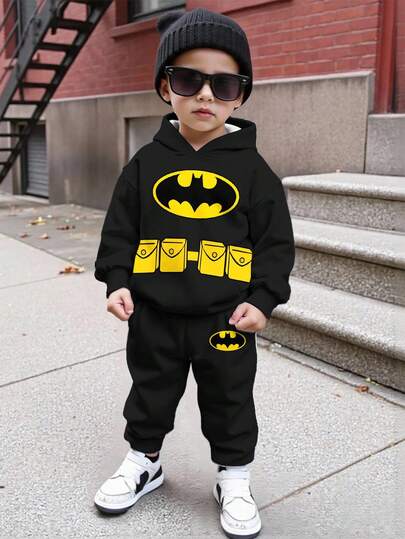 BATMAN X SHEIN 小男孩休闲时尚街头蝙蝠标志印花落肩宽松连帽衫和运动裤套装，秋冬