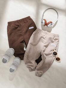 Playful Pals 2 件套男婴卡其色和咖啡色灯芯绒字母松紧腰休闲裤，适合户外玩耍或室内穿着，百搭秋冬