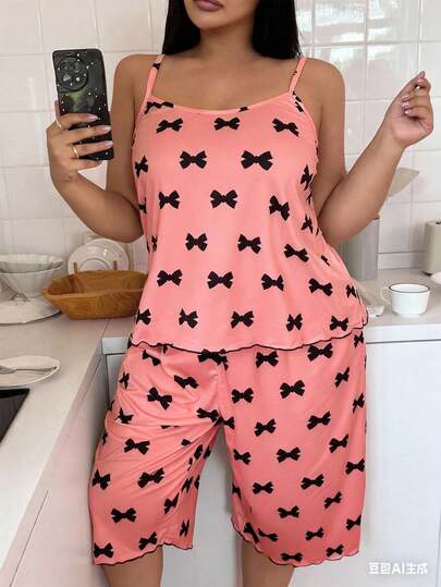 SHEIN Napfluff CURVE Conjunto de pijama de camiseta de tirantes con estampado de moño y pantalón 3/4 para mujer de talla grande