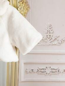 SHEIN Babygir Fashion Design Cute And Elegant Lady Girl Adorable Baby Girl Elegant And Cute Faux Fur Jacket Plush White Cape Shawl, Lady White Shawl, Elegant Plush Cape, Suitable For Indoor And Outdoor In Autumn And Winter, Warm And Fashionable, Minimalist Style, Suitable For Indoor, Outdoor, Daily Wear, Sports, Play, Parties, Photography, Vacations, And Festive Occasions