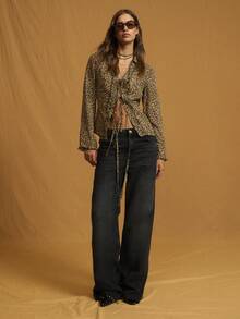 Nöista 的豹纹衬衫采用长袖设计，配有挺括的领子和俏皮的荷叶边细节，非常适合打造大胆的秋季造型、时尚的冬季叠穿或引人注目的女士派对装扮。 - 黃色 - 查看 3