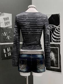 SHEIN Unity Áo thun tay dài in họa tiết đồ họa phong cách Gothic cổ điển thường ngày Y2K Punk đính đá cho nữ, Thu/Đông - màu đen - Xem 2