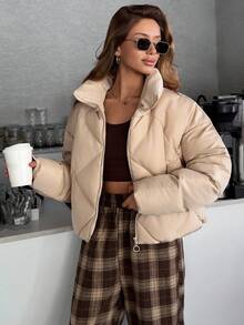 EURMUSE 浅米色短款羽绒夹克：宽松剪裁，非常适合周末出游或城市冬季造型，采用光滑防水绗缝涤纶制成，配有柔软的羽绒填充物和高立领，保暖 - 米色 - 查看 1