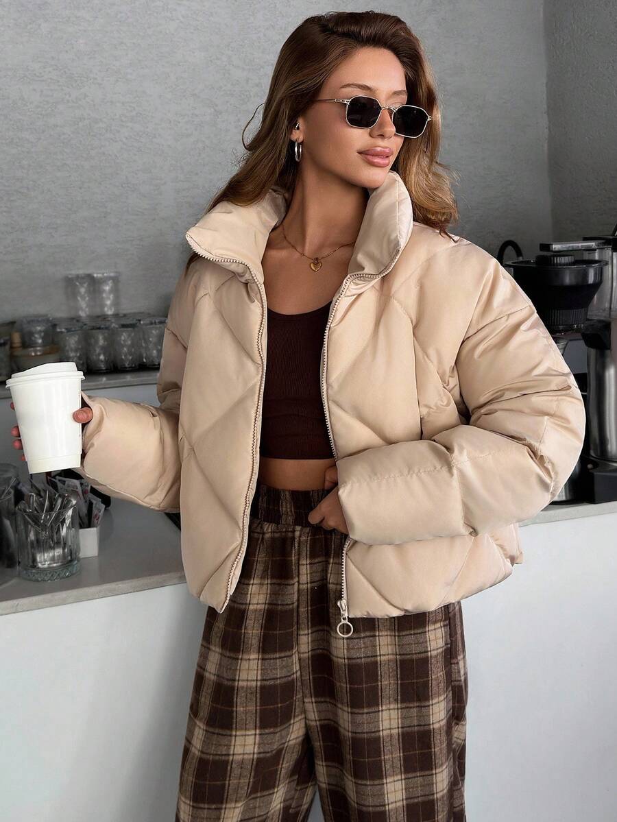 EURMUSE 浅米色短款羽绒夹克：宽松剪裁，非常适合周末出游或城市冬季造型，采用光滑防水绗缝涤纶制成，配有柔软的羽绒填充物和高立领，保暖 - 米色 - 查看 1