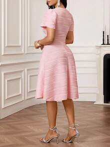 SHEIN Lady 女式 V 领纹理花瓣短袖连衣裙，腰部有花卉装饰，优雅中长款 - 粉色 - 查看 3