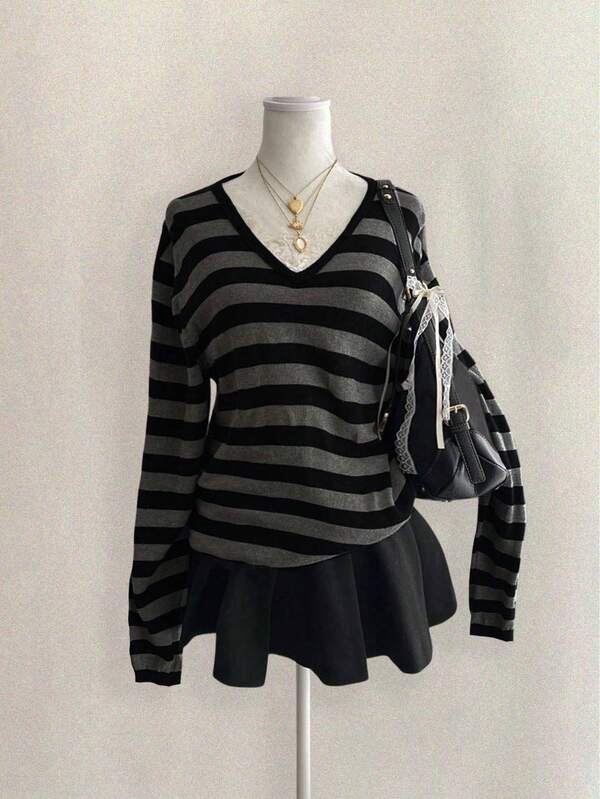 Attitoon Camiseta holgada de manga larga con cuello en V a rayas en blanco, negro y gris en estilo vintage streetwear, adecuada para el otoño