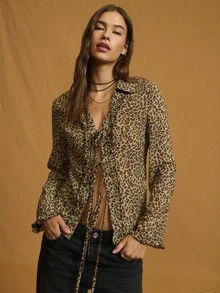 Nöista 的豹纹衬衫采用长袖设计，配有挺括的领子和俏皮的荷叶边细节，非常适合打造大胆的秋季造型、时尚的冬季叠穿或引人注目的女士派对装扮。 - 黃色 - 查看 5