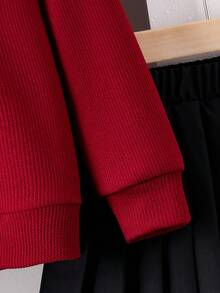 SHEIN Elladie kids 2 件套年轻女孩休闲可爱针织运动衫套装，长袖蝴蝶结上衣和黑色百褶裙，适合秋季、假日和日常穿着 - 酒紅色 - 查看 4