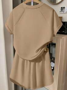SHEIN 女士休闲运动套装，适合日常穿着，返校季，摄影街拍，必备单品，日常穿搭，户外穿着，露营，旅行，时尚有型，女士T恤和短裤套装 - 卡其色 - 查看 2