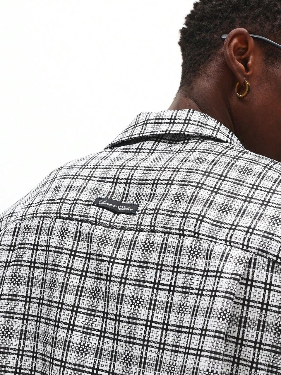 Camisa xadrez com botões e bolsos no peito