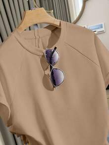 SHEIN 女士休闲运动套装，适合日常穿着，返校季，摄影街拍，必备单品，日常穿搭，户外穿着，露营，旅行，时尚有型，女士T恤和短裤套装 - 卡其色 - 查看 3