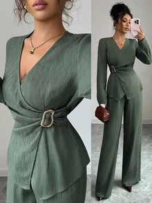 Selianne 女士优雅高端正式办公室通勤休闲曲线商务休闲纯色纹理面料分层 V 领收腰褶皱大金属扣下摆开衩长袖衬衫 + 松紧腰宽松直筒裤套装 - 軍綠色 - 查看 1