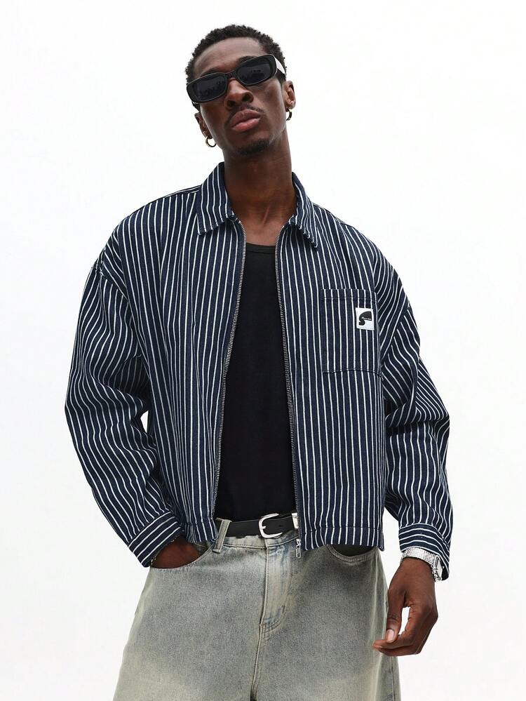 앞면 지퍼와 단추 칼라가 있는 세로 줄무늬 데님 재킷