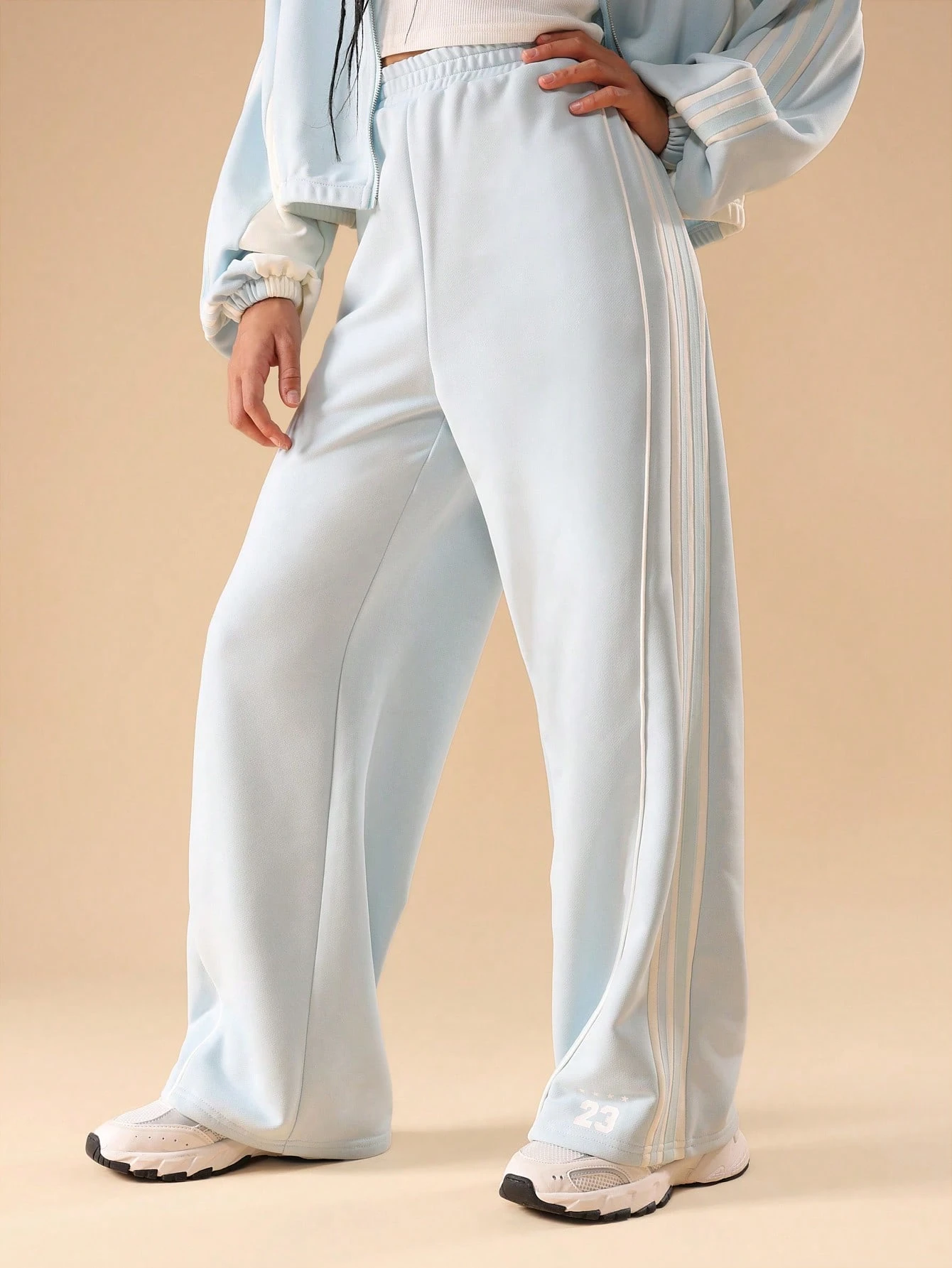 Conjunto de sudadera con capucha y pantalones deportivos con cremallera