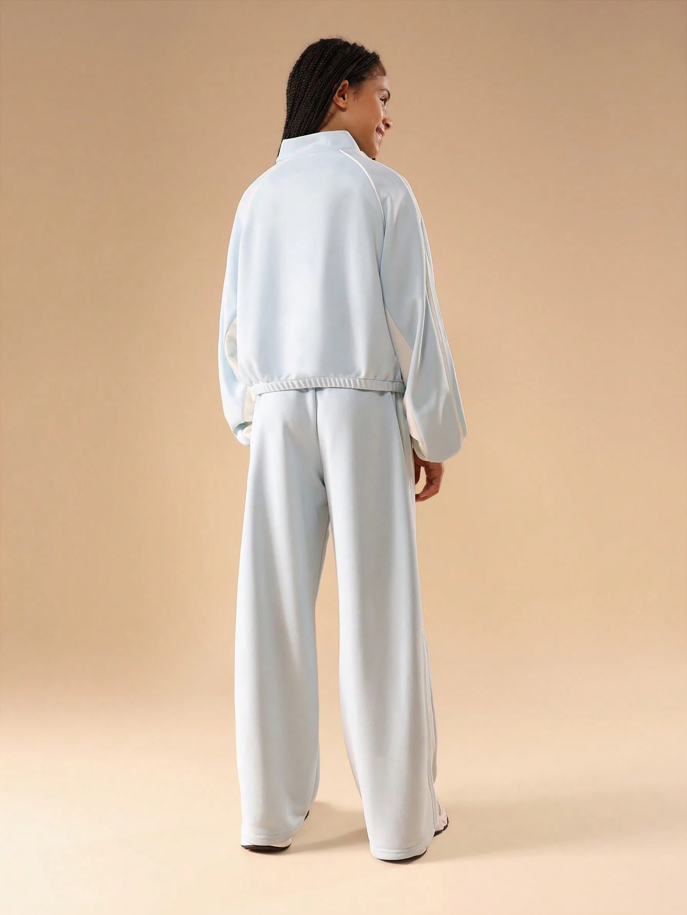Conjunto de sudadera con capucha y pantalones deportivos con cremallera