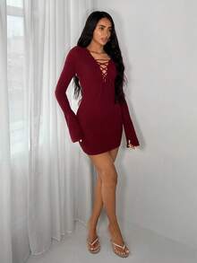 Flirla 1 pièce Robe de soirée bordeaux pour femme, robe élégante ajustée avec col en V, manches à fleurs ajourées et nœud, convient pour toutes les saisons - Rouge foncé - Voir 2