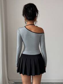 Elenzga Camiseta de manga larga con hombros descubiertos y bajo asimétrico de color contrastante para mujer - Gris - Ver 2