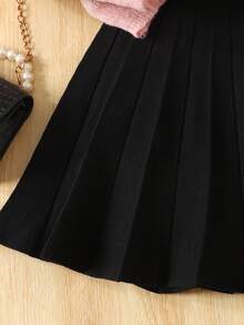 SHEIN Bộ 2 món áo len cổ tròn trễ vai họa tiết trái tim và chân váy xếp ly màu đen trơn cho bé gái tuổi mới lớn, mặc hàng ngày, trở lại trường, những dịp thường ngày, ấm áp cho mùa thu đông, mặc hàng ngày - Bụi hồng - Xem 3