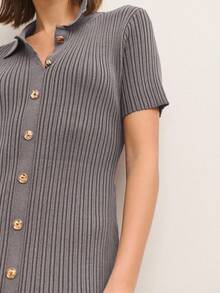 Nöista Cette robe côtelée à boutons marron est un incontournable pour les vêtements féminins d'automne. Parfaite pour la rentrée, le bureau ou la tenue décontracté chic, sa coupe classique et son style polyvalent en font une tenue idéale pour les fêtes ou les événements. C'est le vêtement parfait pour les femmes qui recherchent le confort et l'élégance en toute saison. - Gris foncé - Voir 5