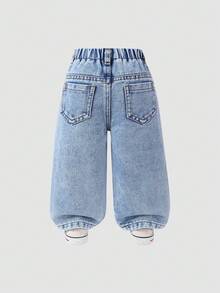 SHEIN Playful Pals 女宝宝卡通水豚印花直筒牛仔裤，可爱甜美休闲时尚推荐！经典水洗蓝牛仔舒适面料，卡通印花图案，高腰松紧腰带+假链条装饰设计，直筒廓形，修身显腿长。适合日常出游、校园休闲、周末出游、返校季、度假等，让孩子的每一天都时尚活力！ - 淺色水洗藍 - 查看 2