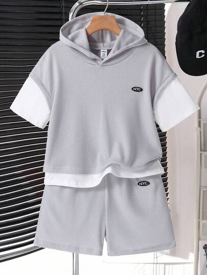 SHEIN 2 件套男童华夫格图案撞色连帽衫 T 恤和舒适休闲运动短裤套装，适合夏季休闲装