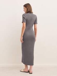 Nöista Cette robe côtelée à boutons marron est un incontournable pour les vêtements féminins d'automne. Parfaite pour la rentrée, le bureau ou la tenue décontracté chic, sa coupe classique et son style polyvalent en font une tenue idéale pour les fêtes ou les événements. C'est le vêtement parfait pour les femmes qui recherchent le confort et l'élégance en toute saison. - Gris foncé - Voir 2