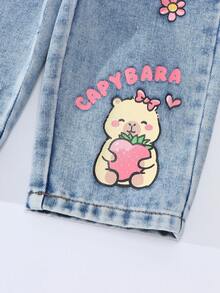 SHEIN Playful Pals 女宝宝卡通水豚印花直筒牛仔裤，可爱甜美休闲时尚推荐！经典水洗蓝牛仔舒适面料，卡通印花图案，高腰松紧腰带+假链条装饰设计，直筒廓形，修身显腿长。适合日常出游、校园休闲、周末出游、返校季、度假等，让孩子的每一天都时尚活力！ - 淺色水洗藍 - 查看 5