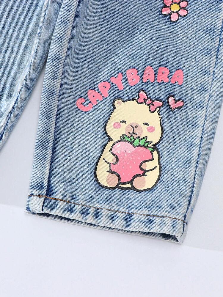 SHEIN Playful Pals 女宝宝卡通水豚印花直筒牛仔裤，可爱甜美休闲时尚推荐！经典水洗蓝牛仔舒适面料，卡通印花图案，高腰松紧腰带+假链条装饰设计，直筒廓形，修身显腿长。适合日常出游、校园休闲、周末出游、返校季、度假等，让孩子的每一天都时尚活力！ - 淺色水洗藍 - 查看 5