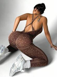 Dewbera 女式无缝豹纹交叉后背运动连体裤 - 棕色 - 查看 4