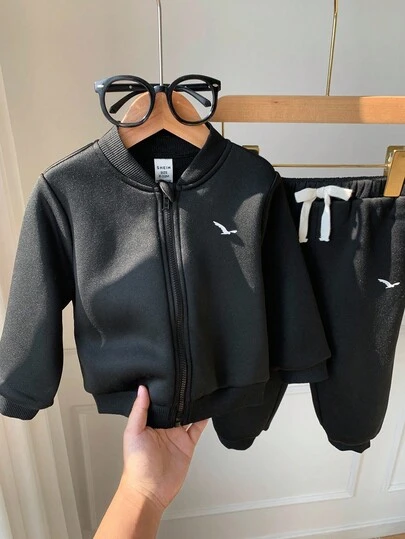 男婴两件套黑色字母印花卫衣和裤子套装，休闲、舒适、百搭、面料柔软，适合日常穿着、上学、郊游、户外活动，四季皆宜